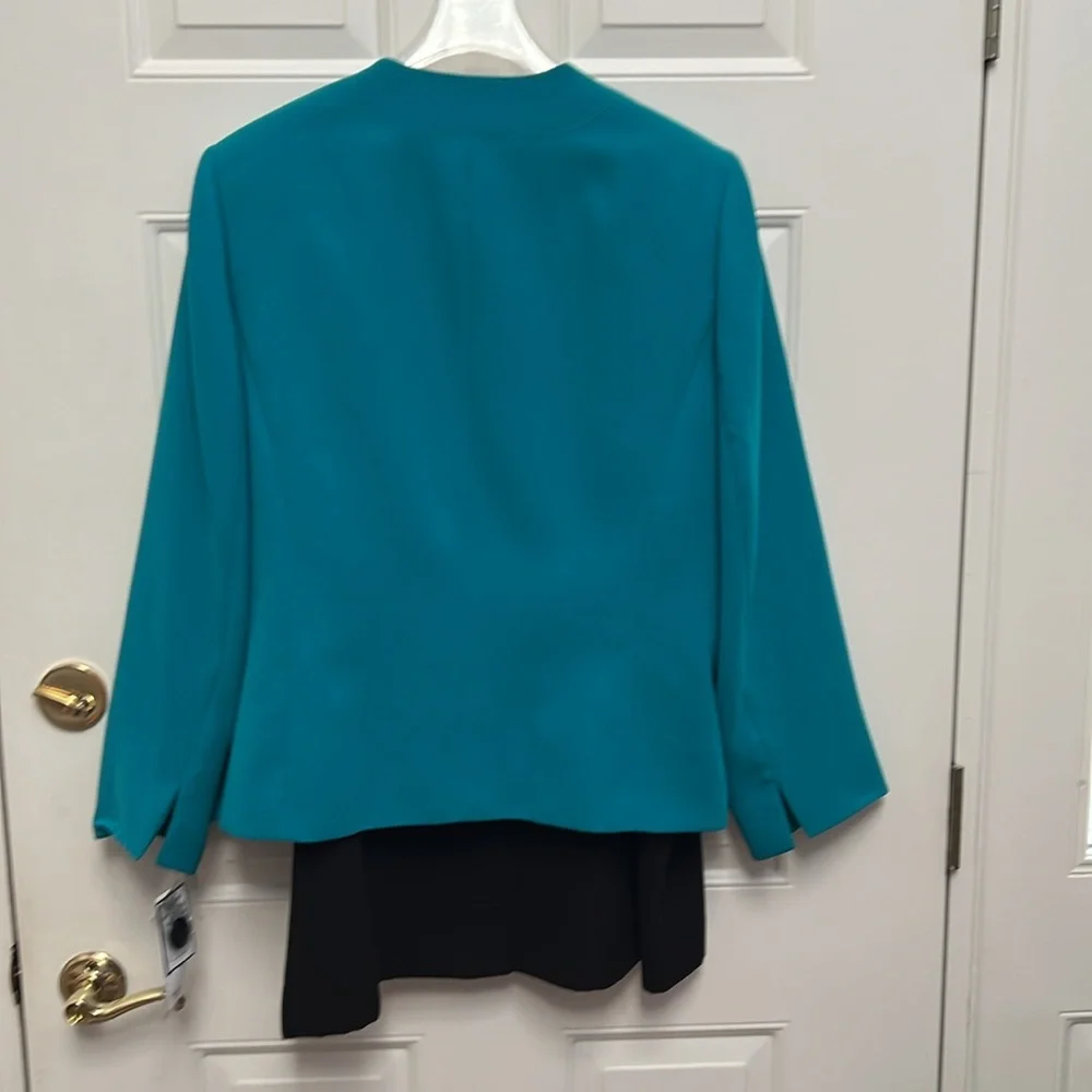 Jones Wear Green and Black Skirt Suit    18W.  NWT